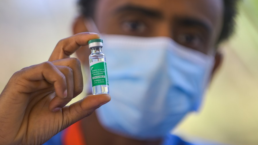 A medical worker shows a vial of the COVID-19 vaccine in Addis Ababa, Ethiopia, March 13, 2021. /Xinhua