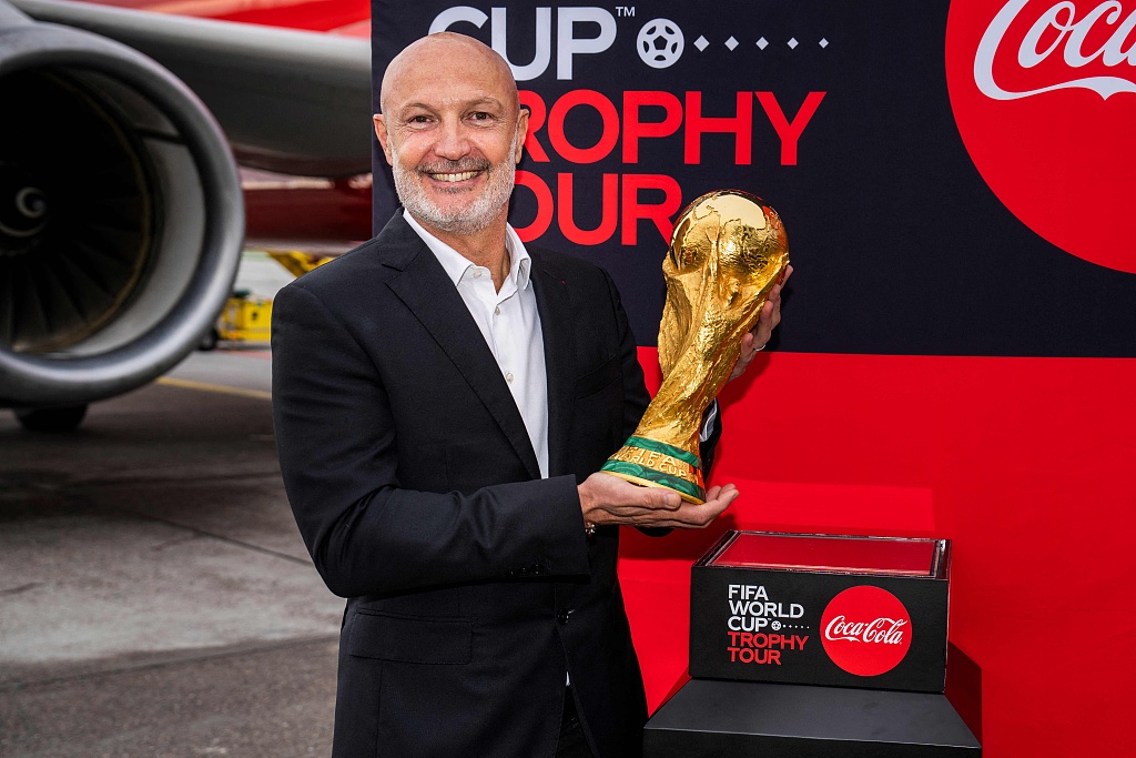 French football legend Frank Leboeuf poses with the World Cup Trophy at the Copenhagen airport, in Copenhagen, Denmark, September 28, 2022. /CFP