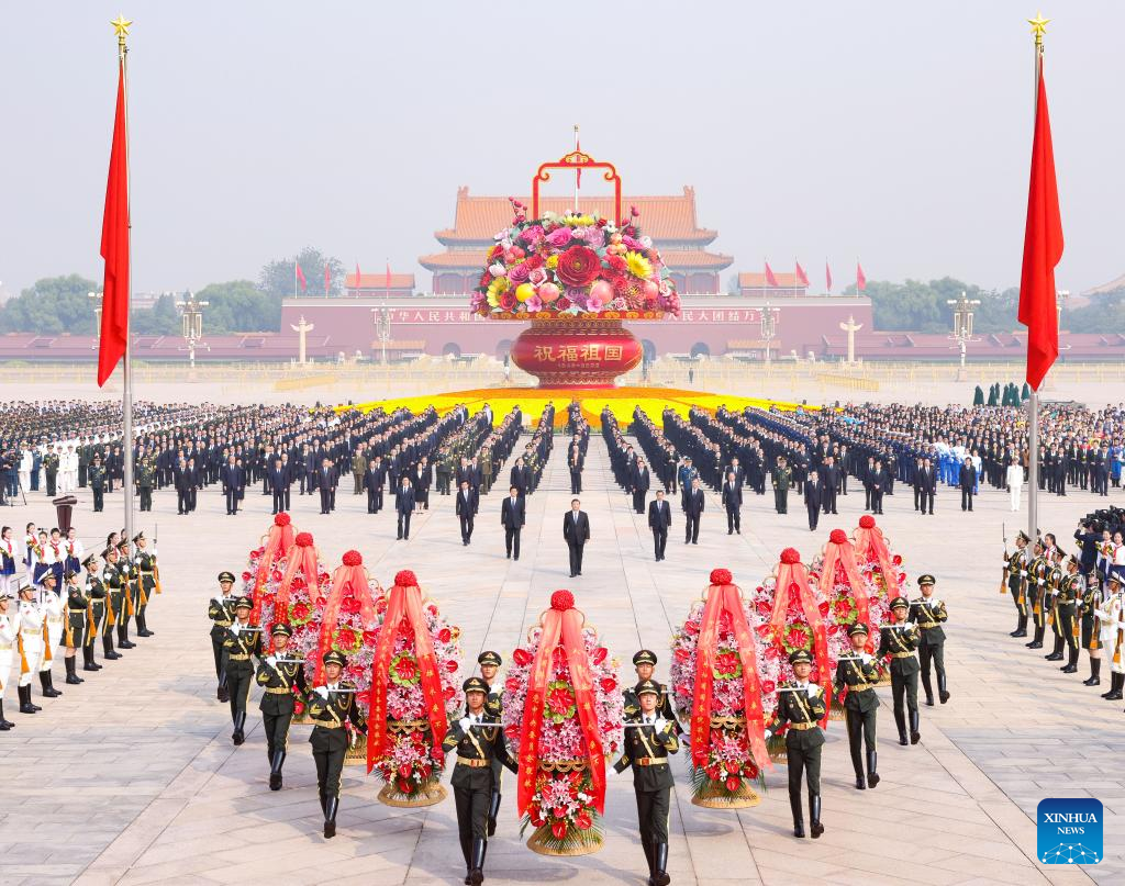 Xi Jinping and other leaders of the Communist Party of China and the state  attend the ceremony to present flower baskets to fallen national heroes at Tian'anmen Square in Beijing, China, September 30, 2022. /Xinhua