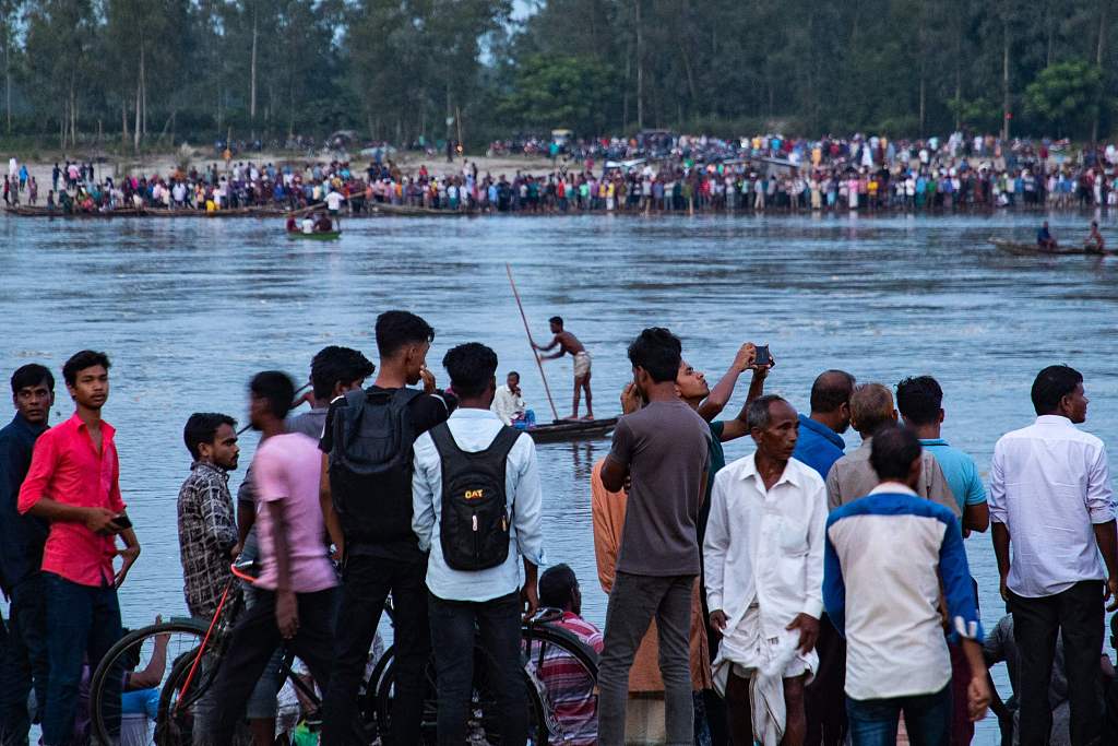 People gather along the banks of the Karatoya river after a boat capsized near the town of Boda, Bangladesh, September 25, 2022. /CFP