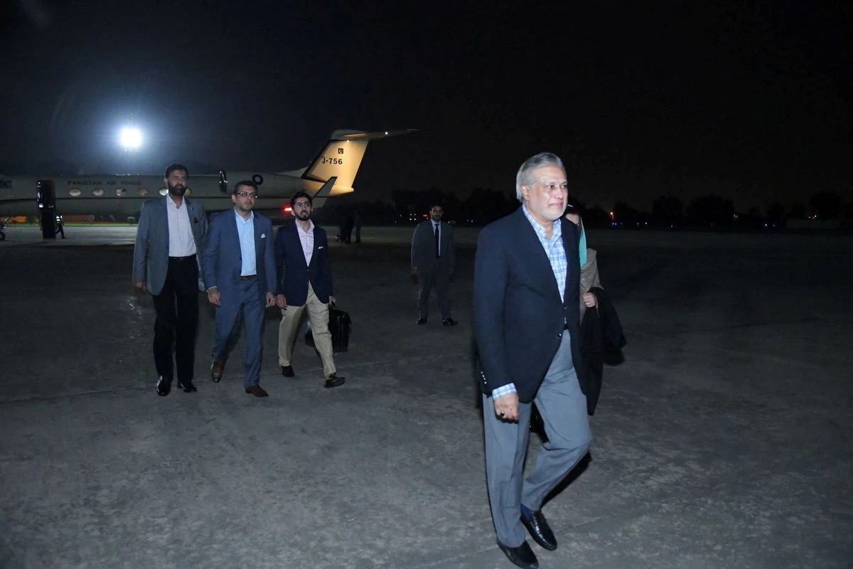 Pakistan's new Finance Minister Ishaq Dar (R) on his arrival at the Nur Khan military airbase in Rawalpindi, Pakistan, September 26, 2022. /Reuters
