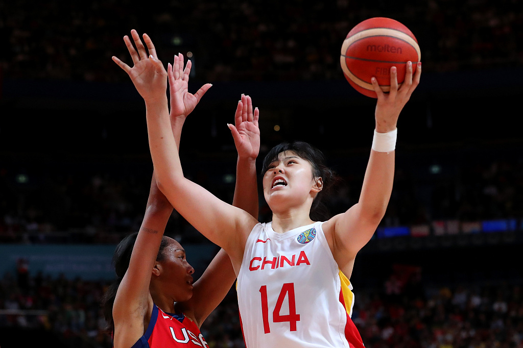 Li Yueru (#14) of China drives toward the rim in the FIBA Women's Basketball World Cup final against USA at Sydney SuperDome in Sydney, Australia, October 1, 2022. /CFP