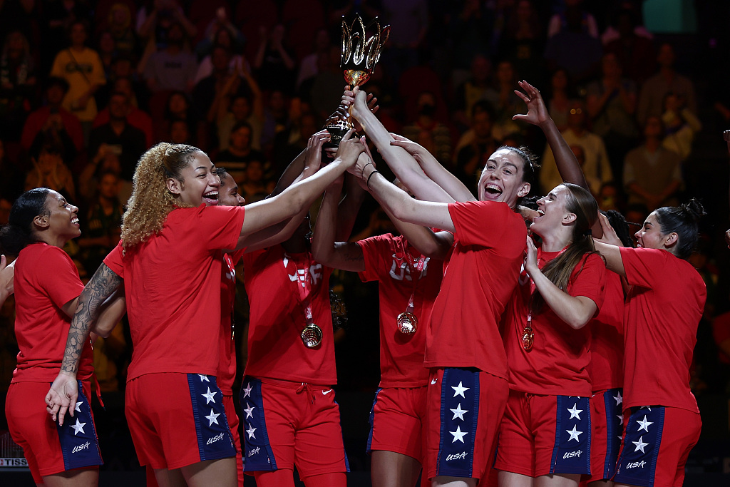 Players of USA celebrate with the FIBA Women's Basketball World Cup championship trophy after defeating China 83-61 in the final at Sydney SuperDome in Sydney, Australia, October 1, 2022. /CFP