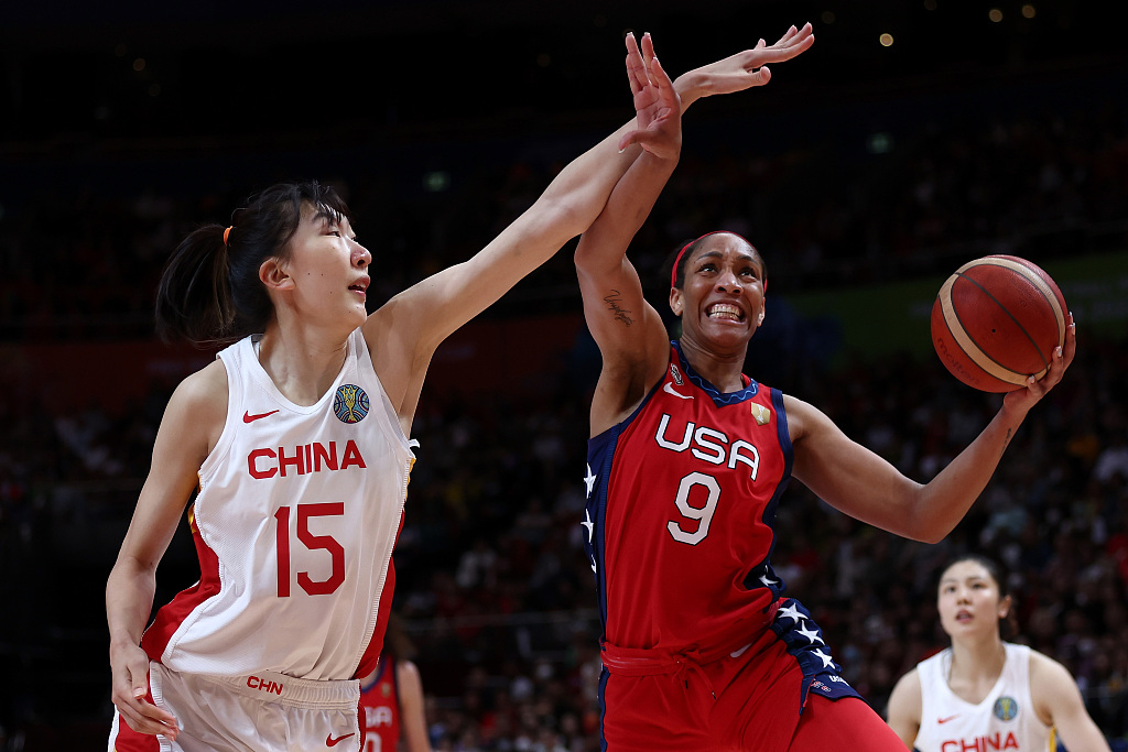 Han Xu (#15) of China tries to deflect the shooting of A'ja Wilson (#9) of USA in the FIBA Women's Basketball World Cup final at Sydney SuperDome in Sydney, Australia, October 1, 2022. /CFP