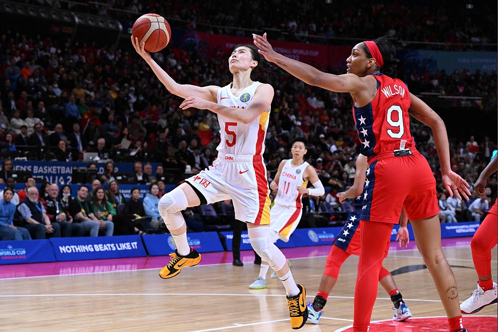 Wang Siyu (#5) of China drives toward the rim in the FIBA Women's Basketball World Cup final against USA at Sydney SuperDome in Sydney, Australia, October 1, 2022. /CFP