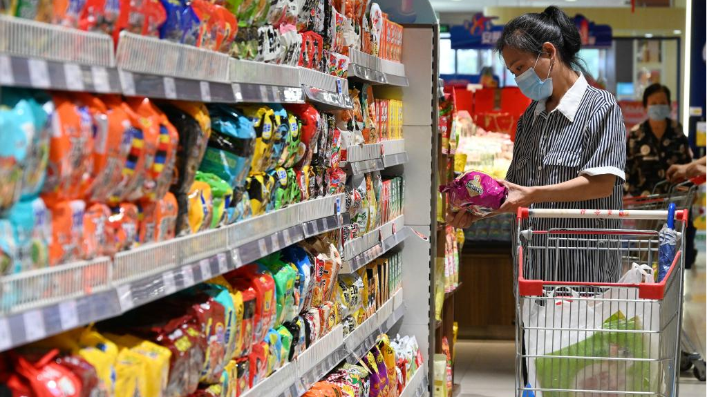 A customer shops at a supermarket in Congtai District of Handan city, north China's Hebei Province, August 10, 2022. /Xinhua