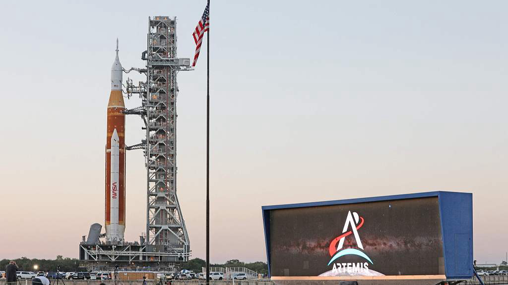 The massive Artemis 1 rocket rolls past the countdown clock atop a mobile launch platform en route to Launch Pad 39B from the Vehicle Assembly Building at the Kennedy Space Center in Florida, U.S., March 17, 2022. /CFP