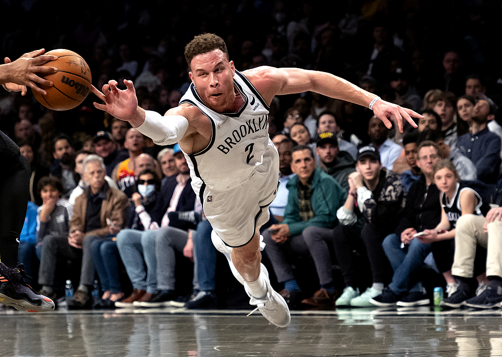Blake Griffin (#2) of the Brooklyn Nets dives to compete for a losse ball in the game against the Utah Jazz at the Barclays Center in Brooklyn, New York City, New York, March 21, 2022. /CFP