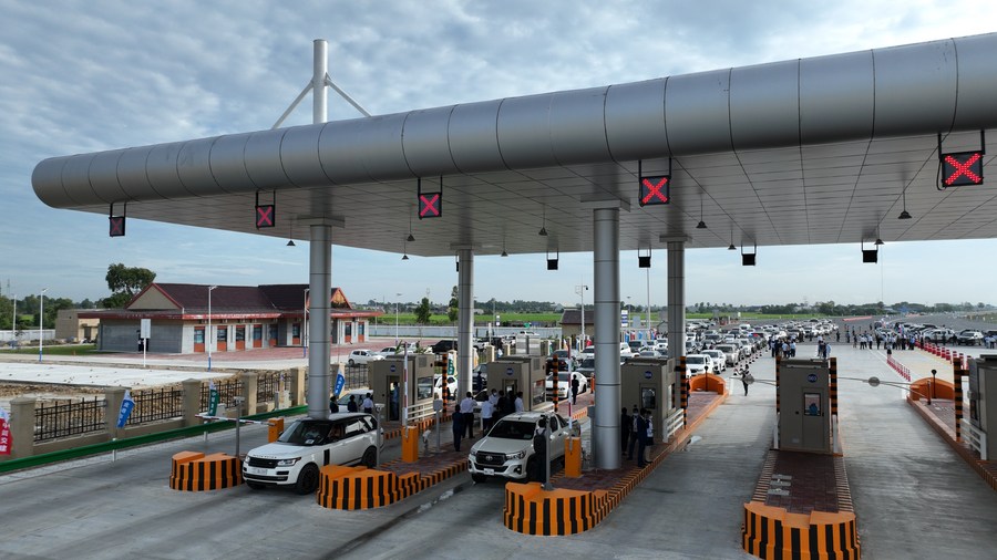 2022年10月1日，柬埔寨金边-西哈努克高速公路收费站的照片。/新华社