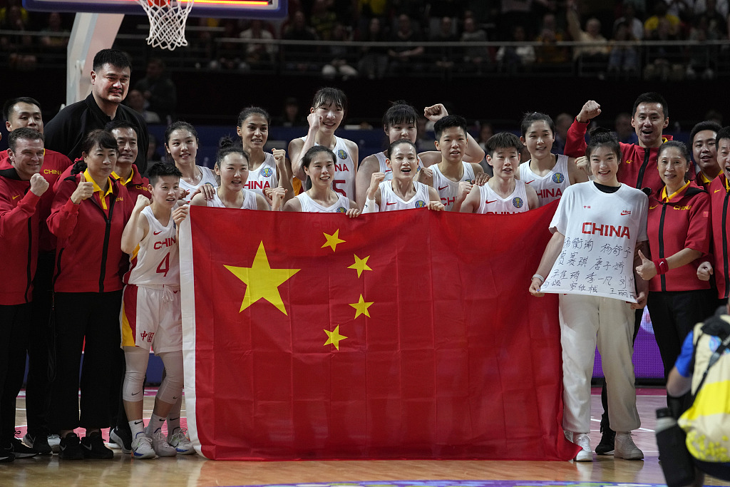 Players, coaches and working staff of China pose for a group photo after the FIBA Women's Basketball World Cup final against USA at Sydney SuperDome in Sydney, Australia, October 1, 2022. /CFP