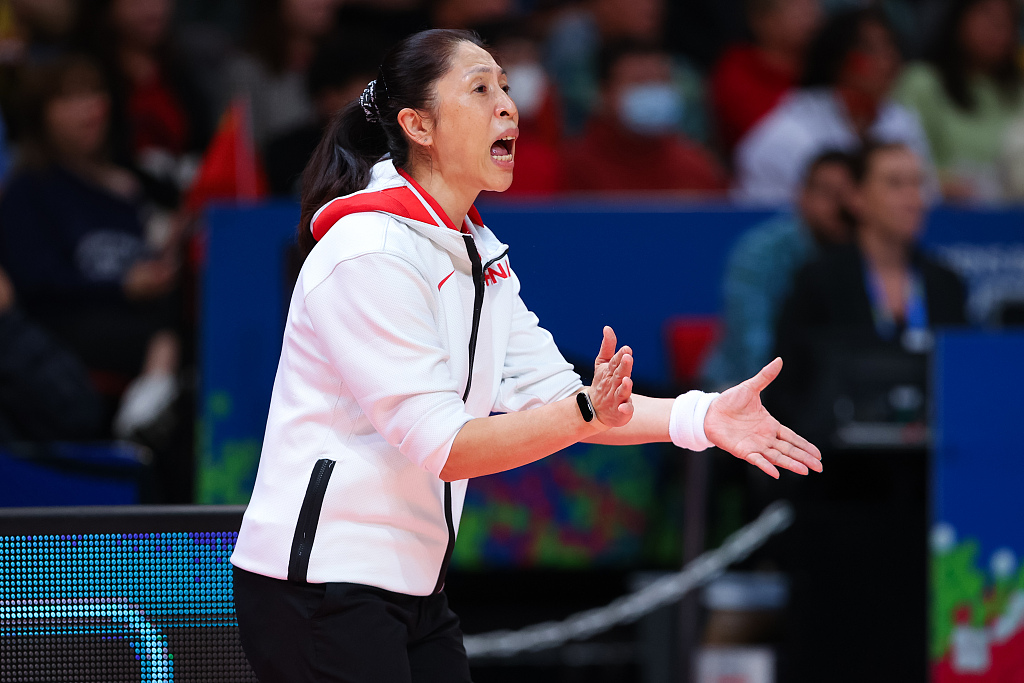 2022 年 9 月 9 日，在澳大利亚悉尼的悉尼超级体育馆举行的国际篮联女篮世界杯半决赛对阵澳大利亚的女篮世界杯半决赛中，中国队主教练郑伟做出反应。/CFP