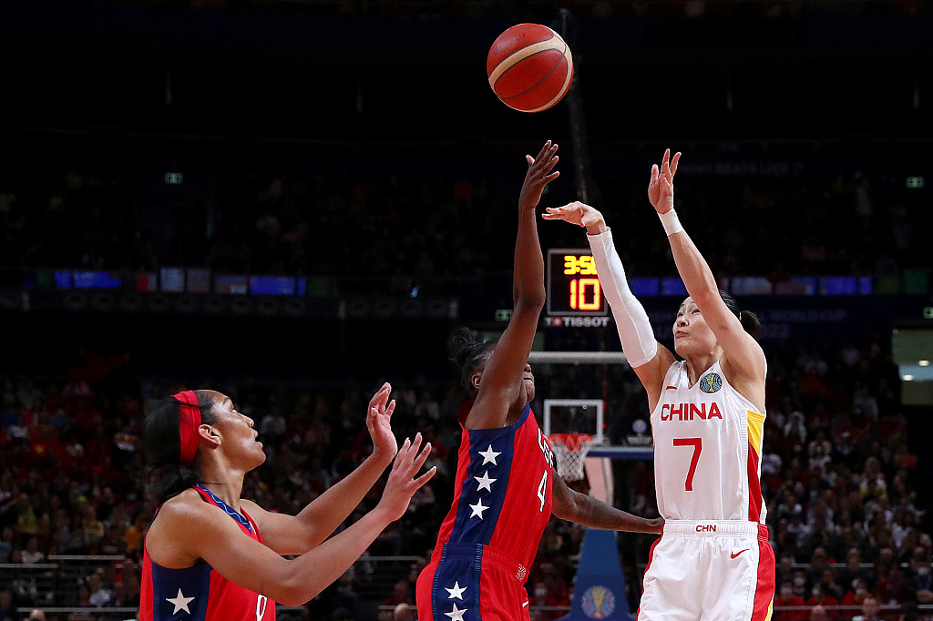 Yang Liwei (#7) of CHina shoots in the FIBA Women's Basketball World Cup final against USA at Sydney SuperDome in Sydney, Australia, October 1, 2022. /CFP