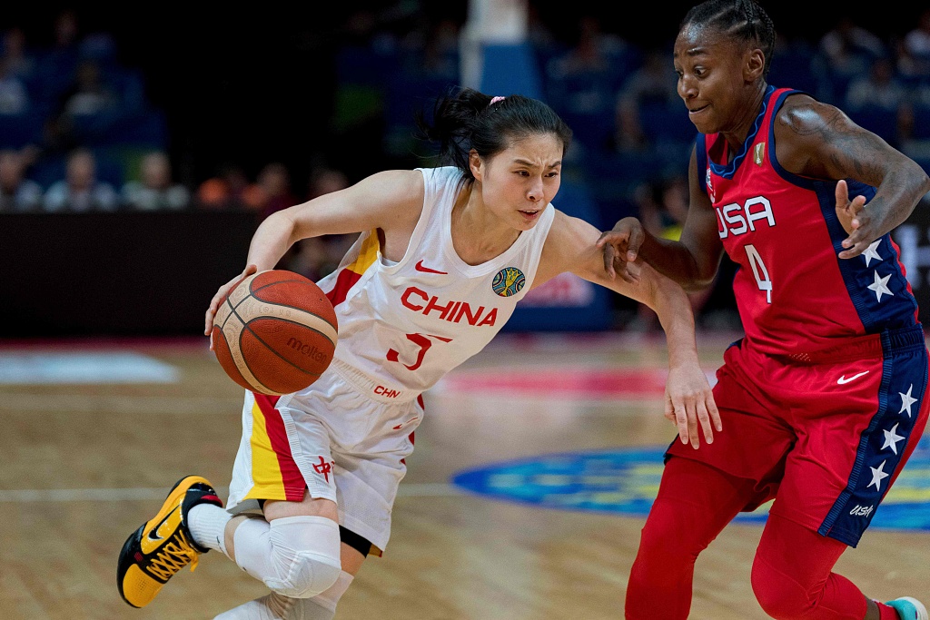 2022 年 10 月 1 日，在澳大利亚悉尼的悉尼 SuperDome 举行的国际篮联女篮世界杯决赛中，中国的王思雨（5 号）闯入了对美国的决赛。/CFP