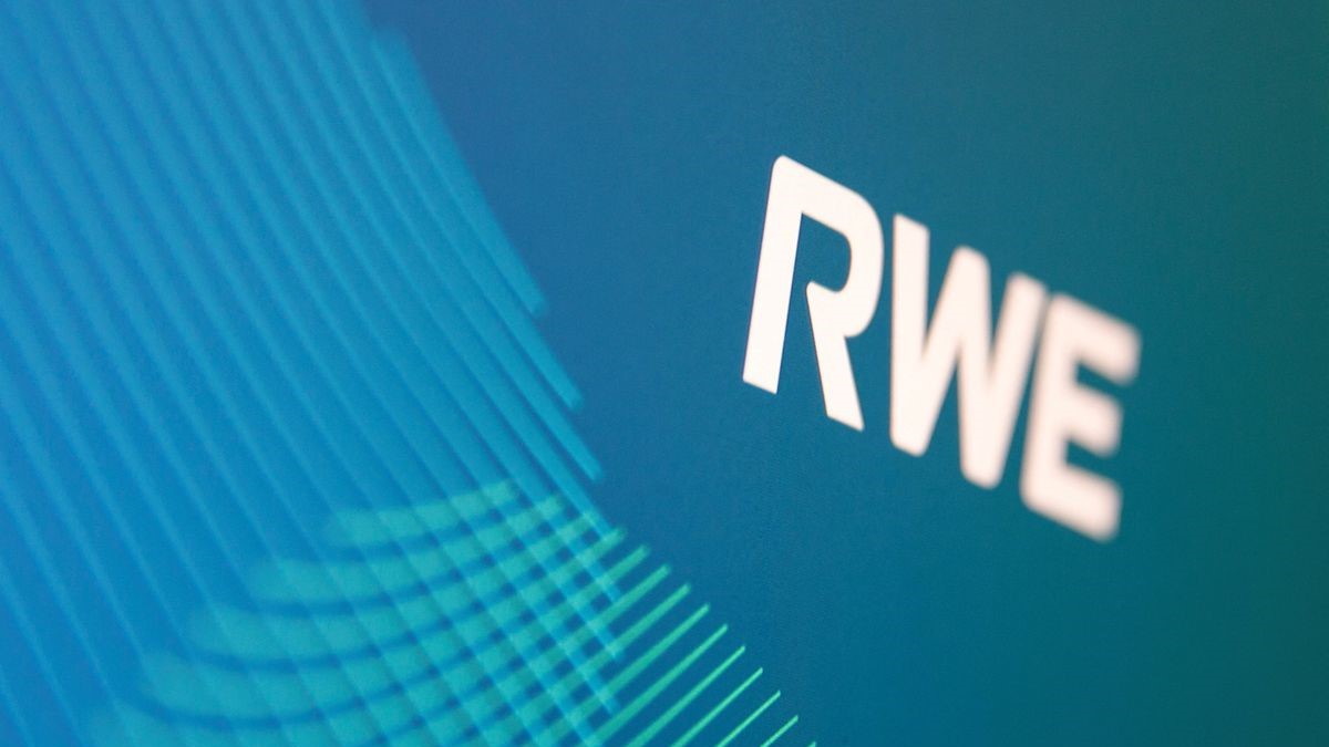 An RWE logo is seen in this illustration taken October 20, 2021. /Reuters