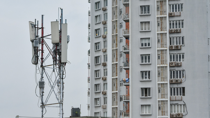 A mobile network tower is seen near a high-rise building in Kolkata, India, 16 June 2022. /CFP