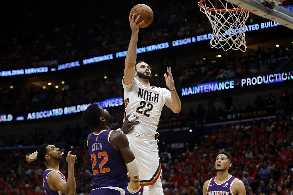Larry Nance Jr. (#22) of the New Orleans Pelicans shoots in Game 6 of the NBA Western Conference first-round playoffs against the Phoenix Suns at Smoothie King Center in New Orleans, Louisiana, April 28, 2022. /CFP