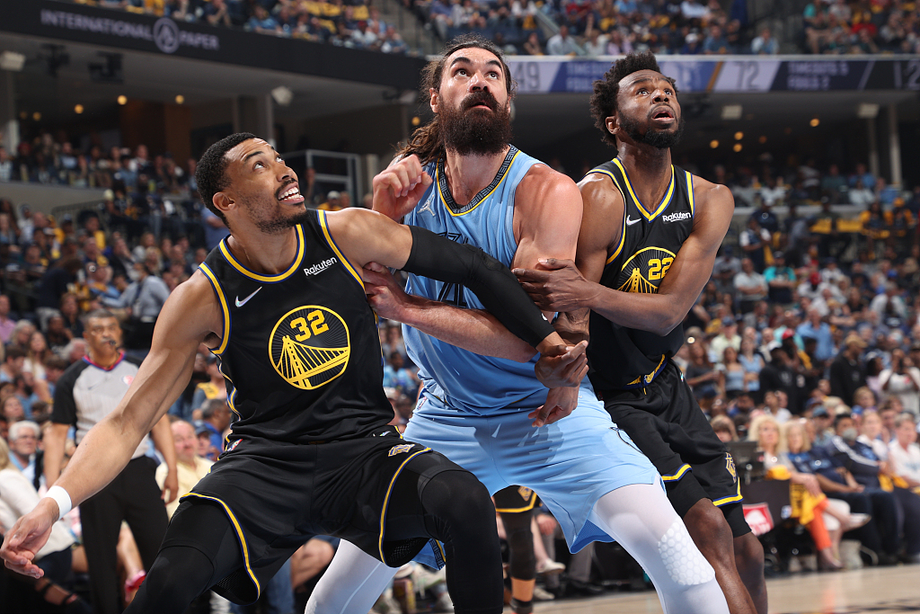 Steven Adams (C) of the Memphis Grizzlies tussles for a rebound in Game 5 of the NBA Western Conference semifinals against the Golden State Warriors at FedExForum in Memphis, Tennessee, May 11, 2022. /CFP