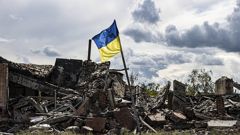 Ukrainian flag waves in a heavily damaged residential area in the village of Dolyna in Donetsk Oblast, September 24, 2022. /CFP