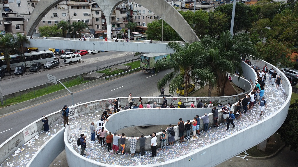 People wait in line to vote in Rio de Janeiro, Brazil, October 2, 2022. /CFP 