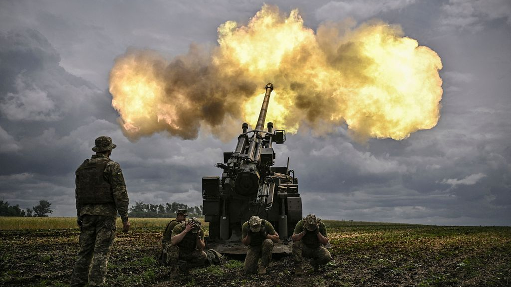 Ukrainian servicemen fire with a French self-propelled 155 mm/52-calibre gun Caesar toward Russian positions at a front line in Donbass, eastern Ukraine, June 15, 2022. /CFP