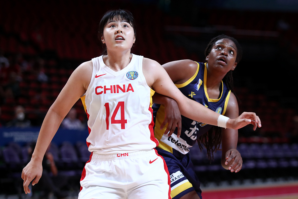 Li Yueru (L) of China and Jonquel Jones of Bosnia and Herzegovina compete for the ball during the match, September 23, 2022. China 98-51 Bosnia and Herzegovina. /CFP