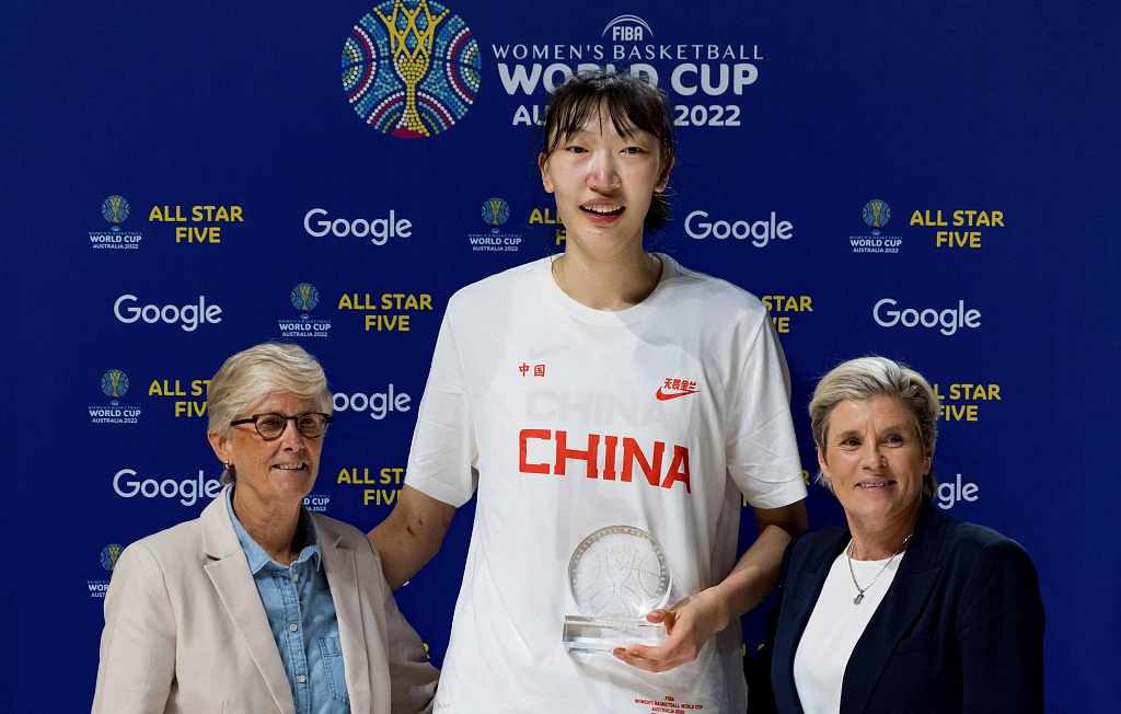 Han Xu (C) of China holds her trophy after she is included in the All Star Five at the end of the final, October 1, 2022. /CFP