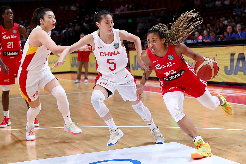 Arella Guirantes (R) of Puerto Rico drives to the basket against players of Team China during the match, September 26, 2022. China 95-60 Puerto Rico. /CFP 