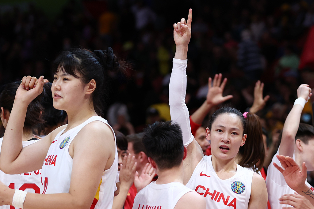 Players of Team China celebrate as they march into the last four of the FIBA Women's World Cup after 28 years. China defeated France 85-71 in the quarterfinal, September 29, 2022. /CFP 