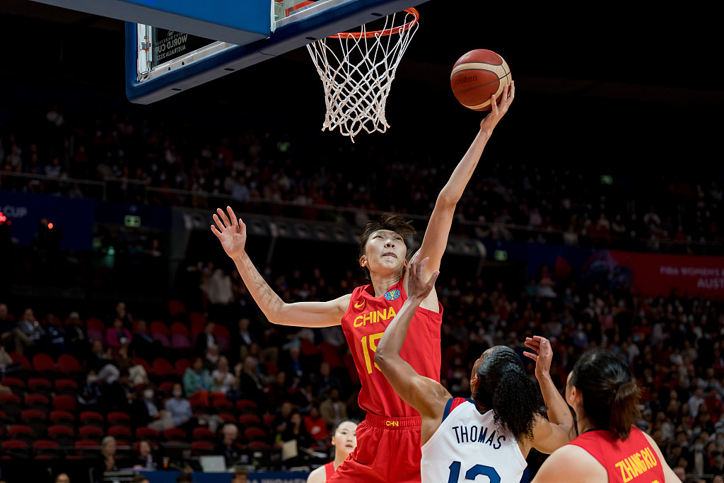 Han Xu (L) of China attempts to make a shot during the match with Team USA, September 24, 2022. China 63-77 USA. /CFP
