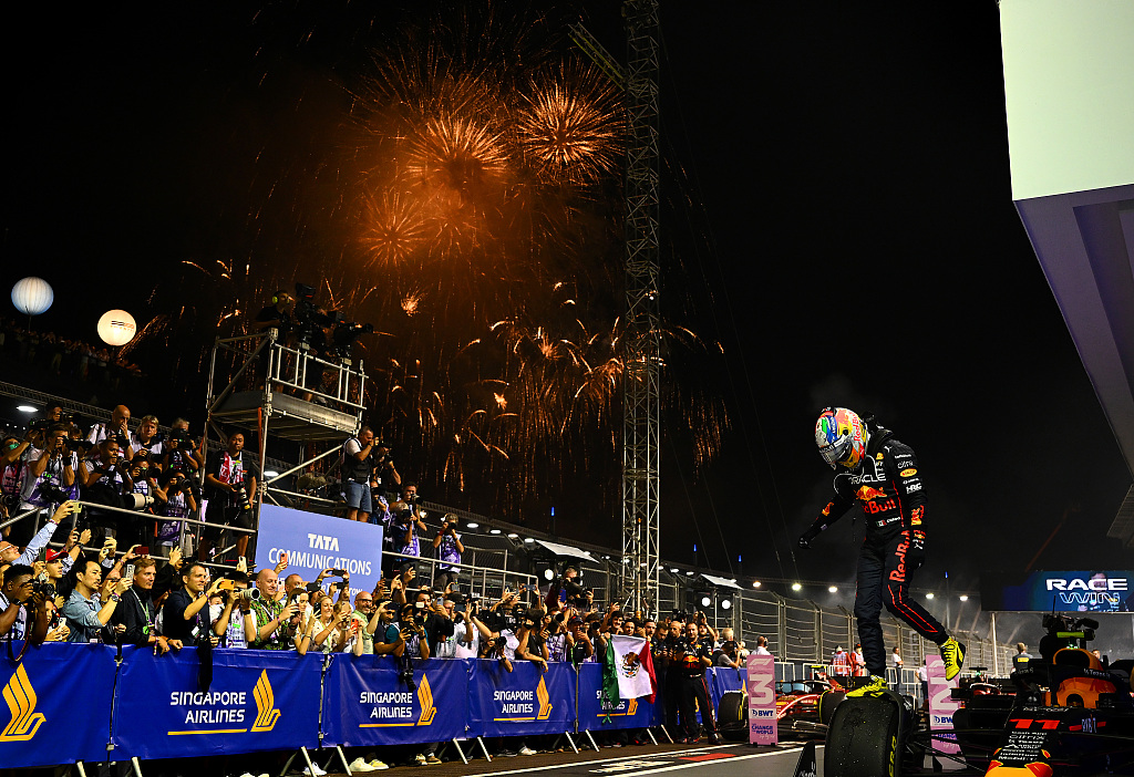 Sergio Perez (R) of Red Bull Racing celebrates in parc ferme after the F1 Grand Prix of Singapore at Marina Bay Street Circuit in Singapore, October 2, 2022. /CFP 