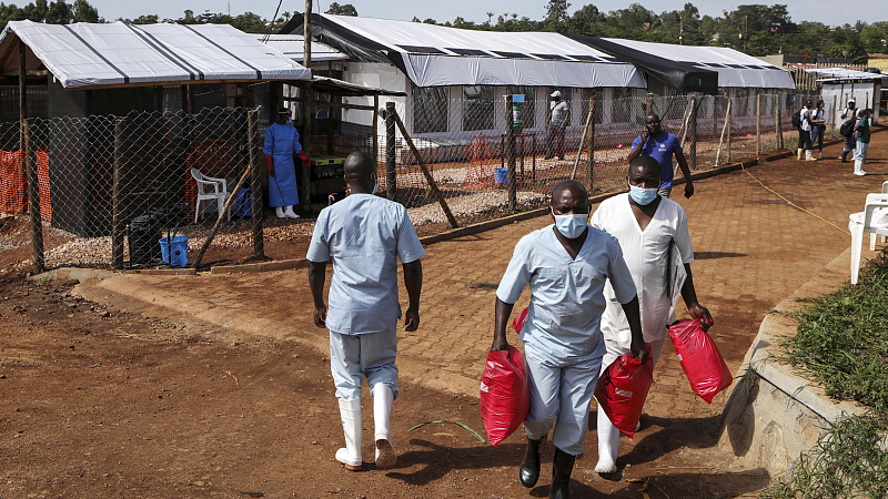Medical attendants walk outside the Ebola isolation section of Mubende Regional Referral Hospital in Mubende, Uganda, September 29, 2022. /CFP