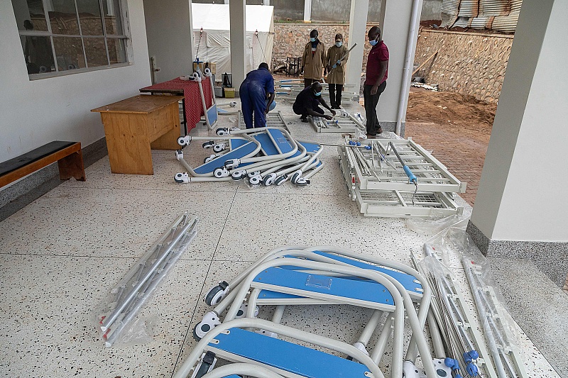 Ugandan medical staff members assemble beds to be used in the Ebola treatment Isolation Unit at Mubende regional referral hospital in Uganda, September 24, 2022. /CFP