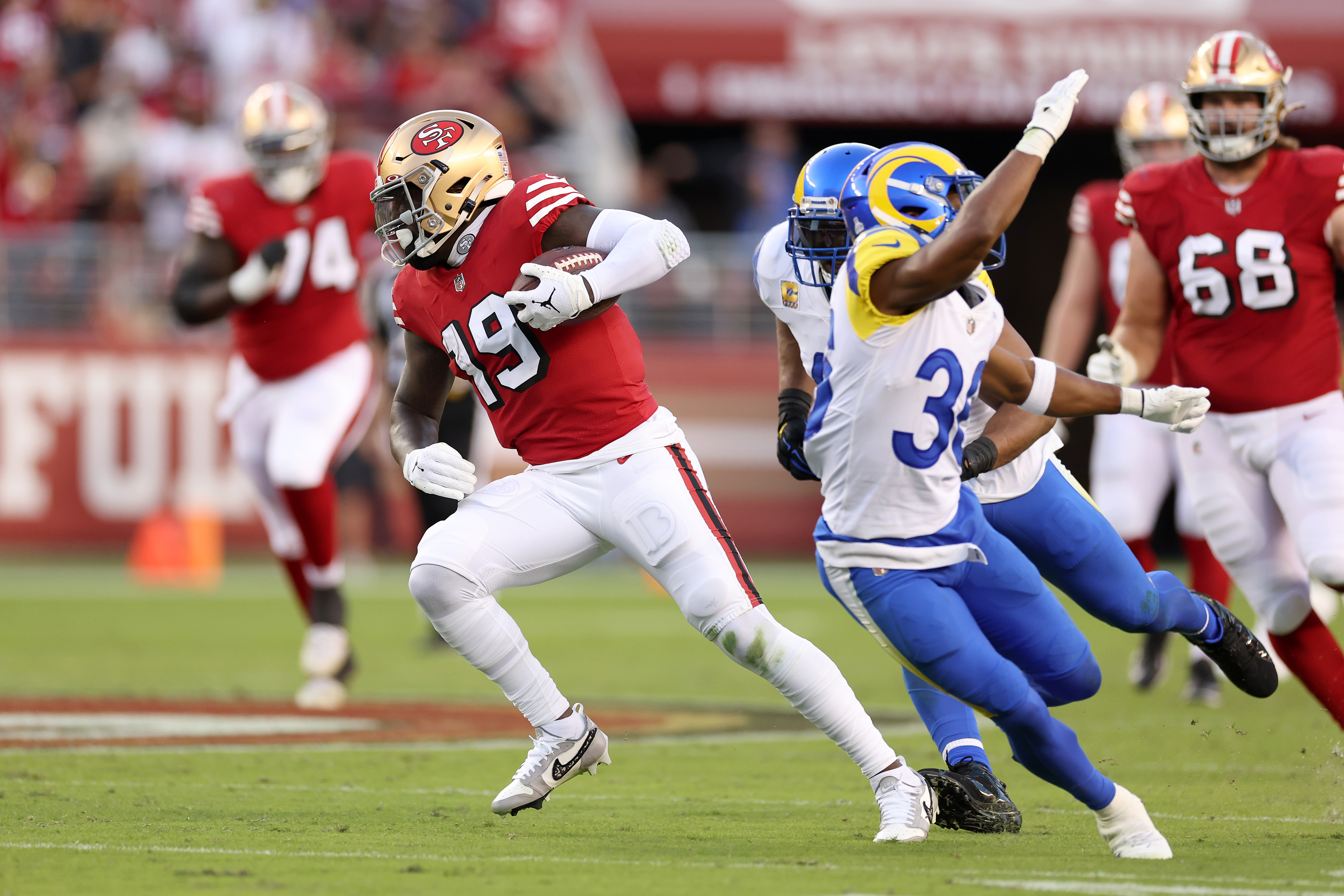 Wide receiver Deebo Smauel (#19) of the San Francisco 49ers runs with the ball to score a touchdown in the game against the Los Angeles Rams at Levi's Stadium in Santa Clara, California, October 3, 2022. /CFP