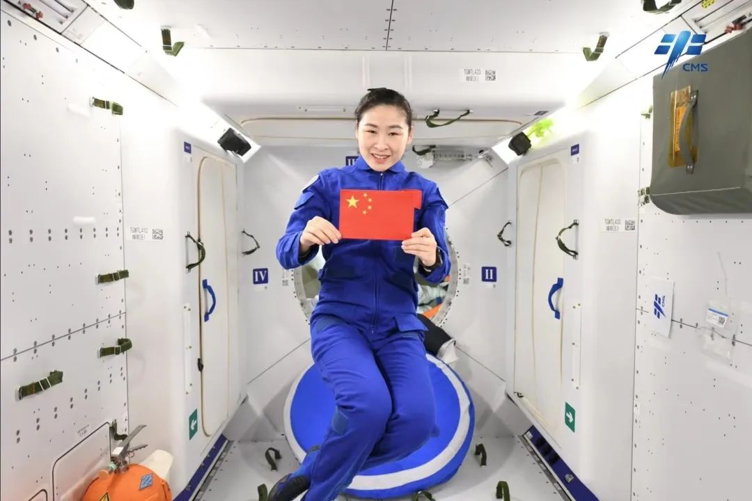 Taikonaut Liu Yang poses for a photo with the Chinese national flag. /CMSA