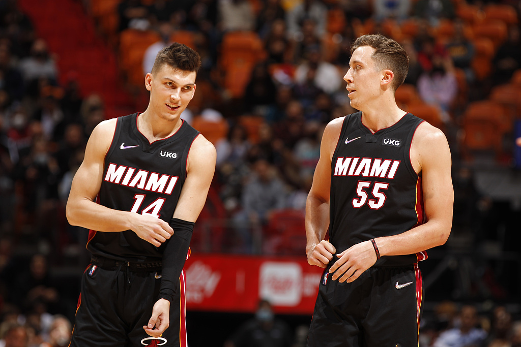 Tyler Herro (#14) and Duncan Robinson of the Miami Heat look on in the game against the Toronto Raptors at FTX Arena in Miami, Florida, January 17, 2022. /CFP 