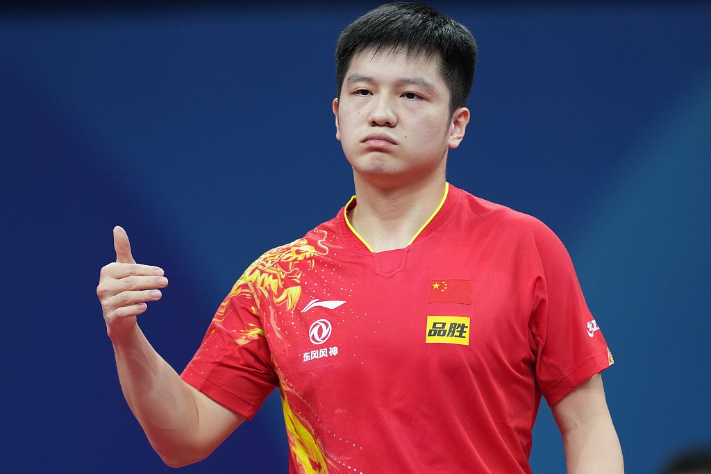 China's world No. 1 Fan Zhendong beats Thailand's Sarayut Tangcharoen during their group clash at the World Team Table Tennis Championships in Chengdu, China, October 4, 2022. /CFP