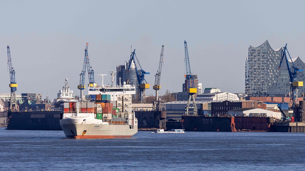 A container ship leaves the harbor of Hamburg in northern Germany, March 7, 2022. /CFP