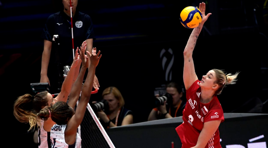 Poland's Magdalena Stysiak (R) hits the ball on Day 13 of the Volleyball Women's World Championship in Rotterdam, the Netherlands, October 5, 2022. /CFP