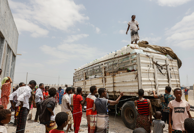 Members of the internally displaced community from Abala stand by to receive an aid delivery in Afdera, Ethiopia, March 25, 2022. /CFP 
