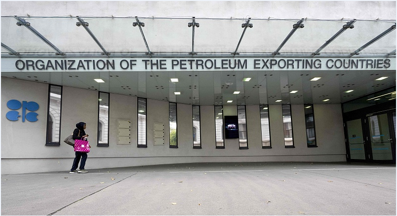 On eve of 33rd OPEC and non-OPEC Ministerial Meeting held on October 05, 2022, a woman walks past the OPEC headquarters building in Vienna, Austria, October 4, 2022. /CFP