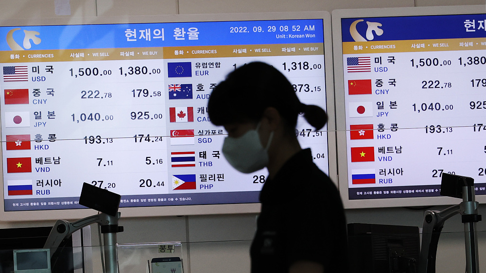Foreign exchange prices are displayed at a bank exchange window inside Incheon International Airport as the South Korean won surged against the U.S. dollar, Seoul, South Korea, September 29, 2022. /CFP