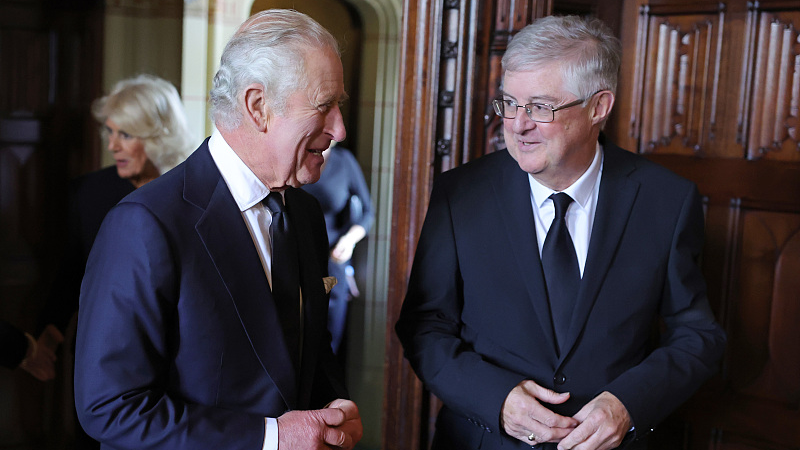 King Charles III and First Minister of Wales Mark Drakeford meet with Royal Patronages and members of faith communities at a reception for local charities at Cardiff Castle, Wales, September 16, 2022. /CFP