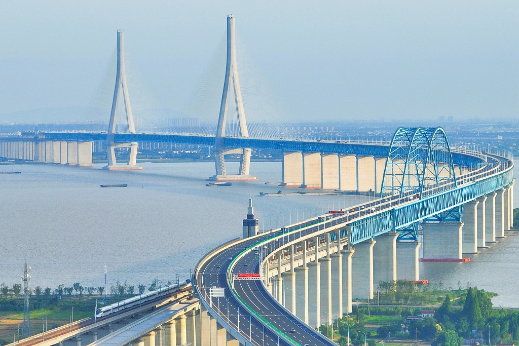 A high-speed train crosses the Yangtze River through a bridge that connects Jiangsu Province and Shanghai on June 18, 2022. /VCG