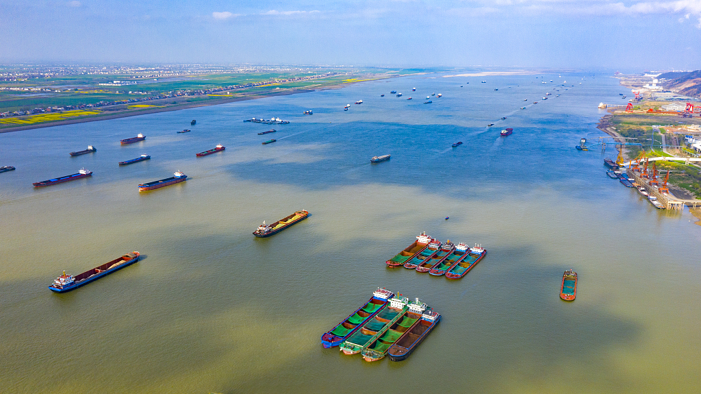 Cargo ships on the Yangtze River near Hukou County of central China's Jiangxi Province on March 4, 2021. The Yangtze is China's longest waterway and the world's busiest inner waterway in terms of cargo flow. /VCG