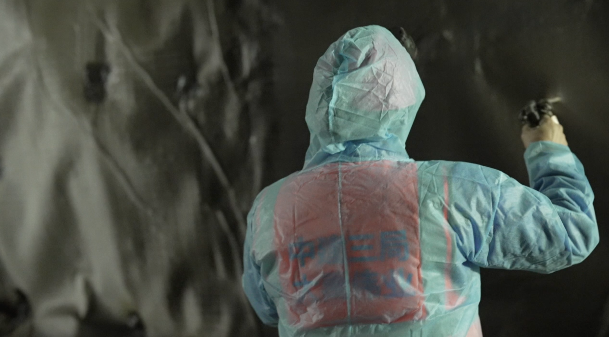 A worker is spraying liquid rubber as one of the ten layers of the waterproof structure in the tunnels. /CGTN