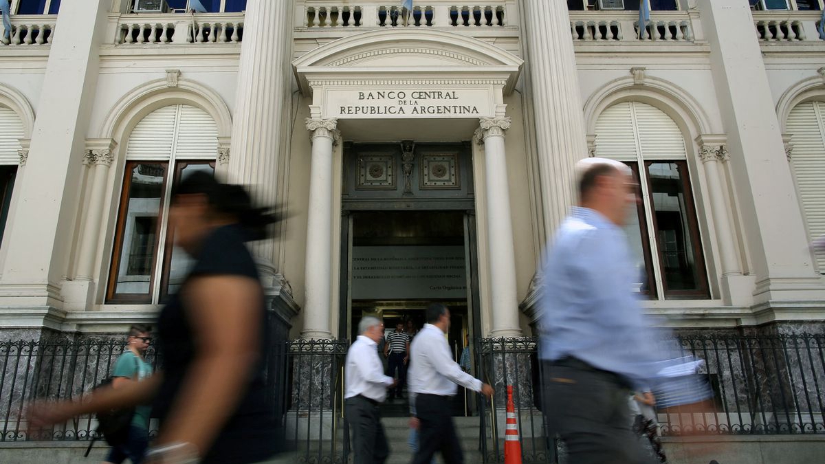 Pedestrians pass by Argentina's central bank in Buenos Aires' financial district, Argentina, January 8, 2018. /CFP