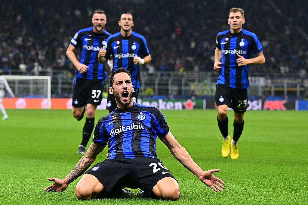 Hakan Calhanoglu (C) of Inter Milan celebrates after scoring a goal in the UEFA Champions League game against Barcelona at Stadio Giuseppe Meazza in Milan, Italy, October 4, 2022. /CFP