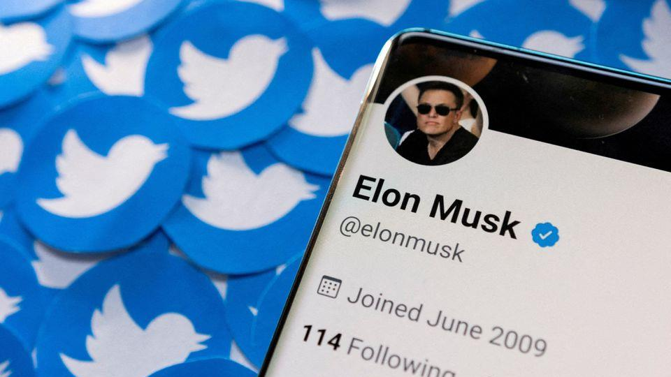 Elon Musk's Twitter profile is seen on a smartphone placed on printed Twitter logos, April 28, 2022. /Reuters