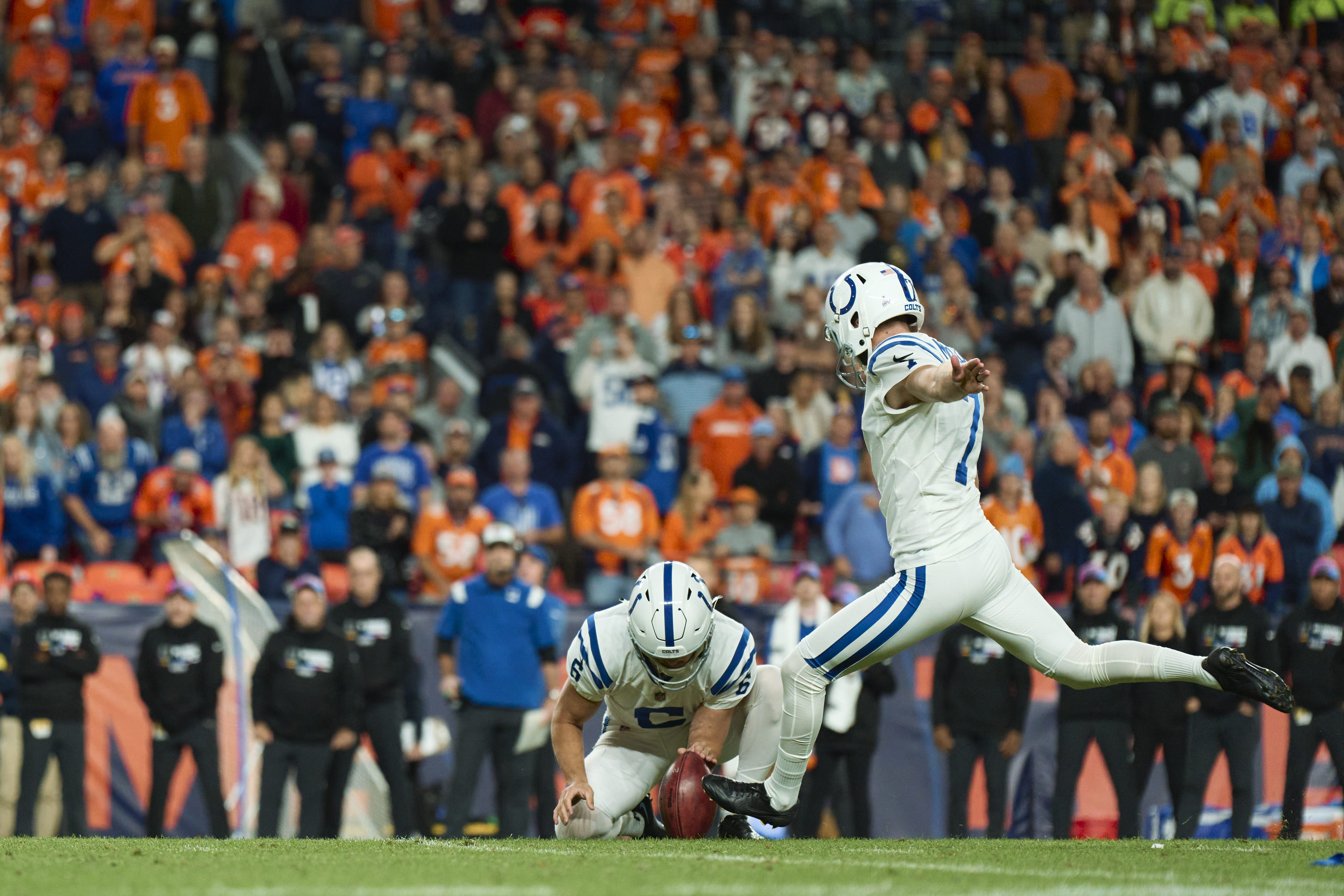 Kicker Chase McLaughlin (R) of the Indianapolis Colts shoots a field goal in the game against the Denver Broncos at Mile High in Denver, Colorado, October 6, 2022. /CFP