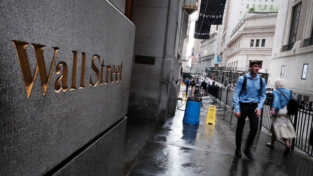 People walk by the New York Stock Exchange in New York, U.S., June 14, 2022. /CFP